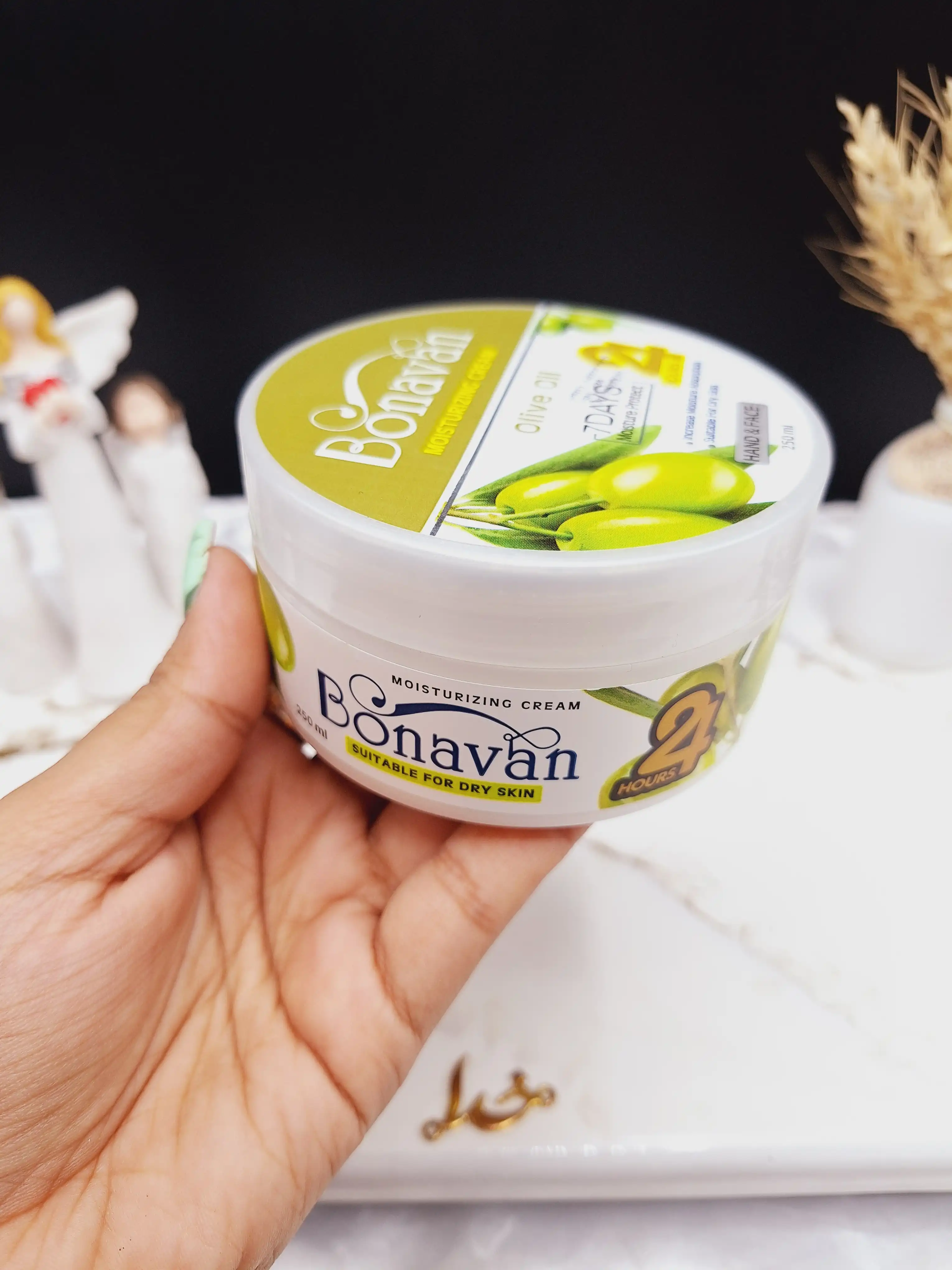 کرم مرطوب کننده کاسه ای دست و صورت رایحه زیتون برند بناوان BONAVAN
