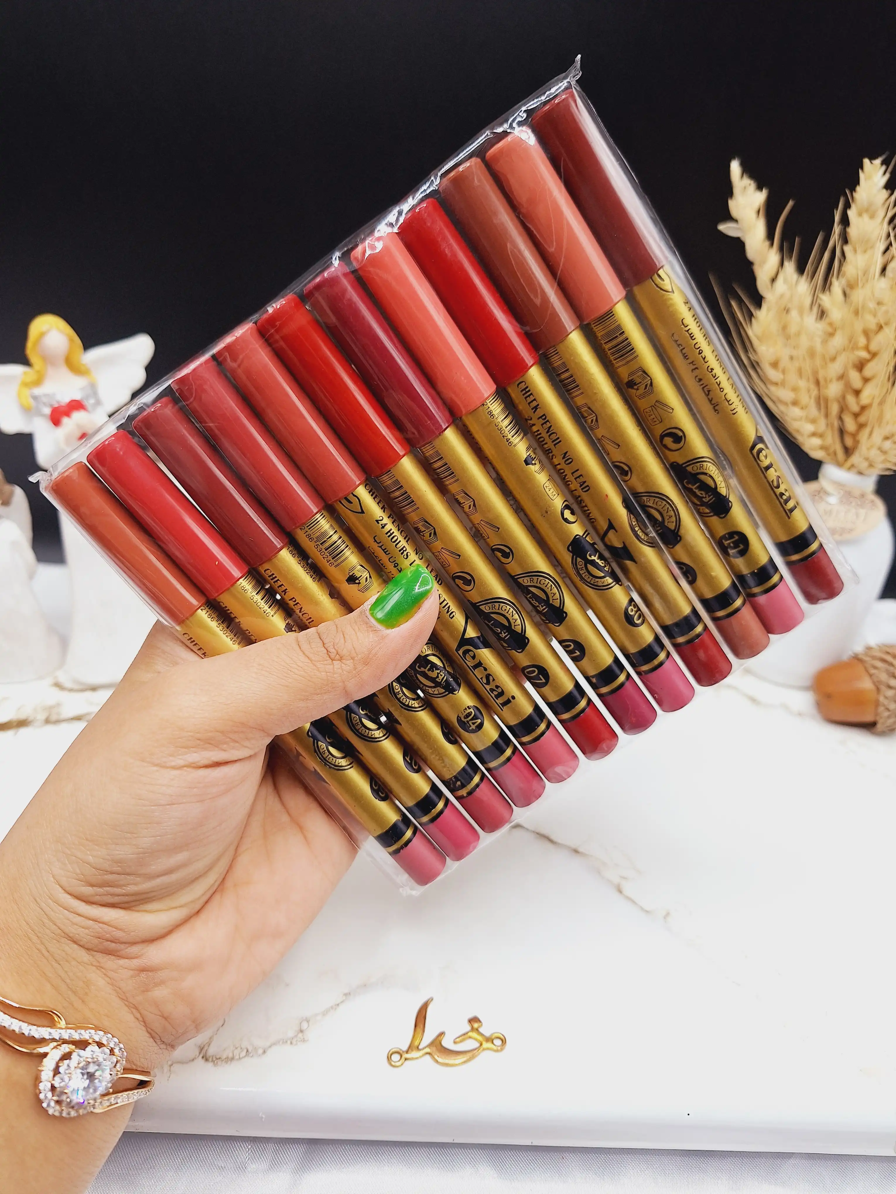 رژ مدادی با کیفیت ورسای Versai پوکه طلایی درب مشکی (اصلی) بسته 12 عددی