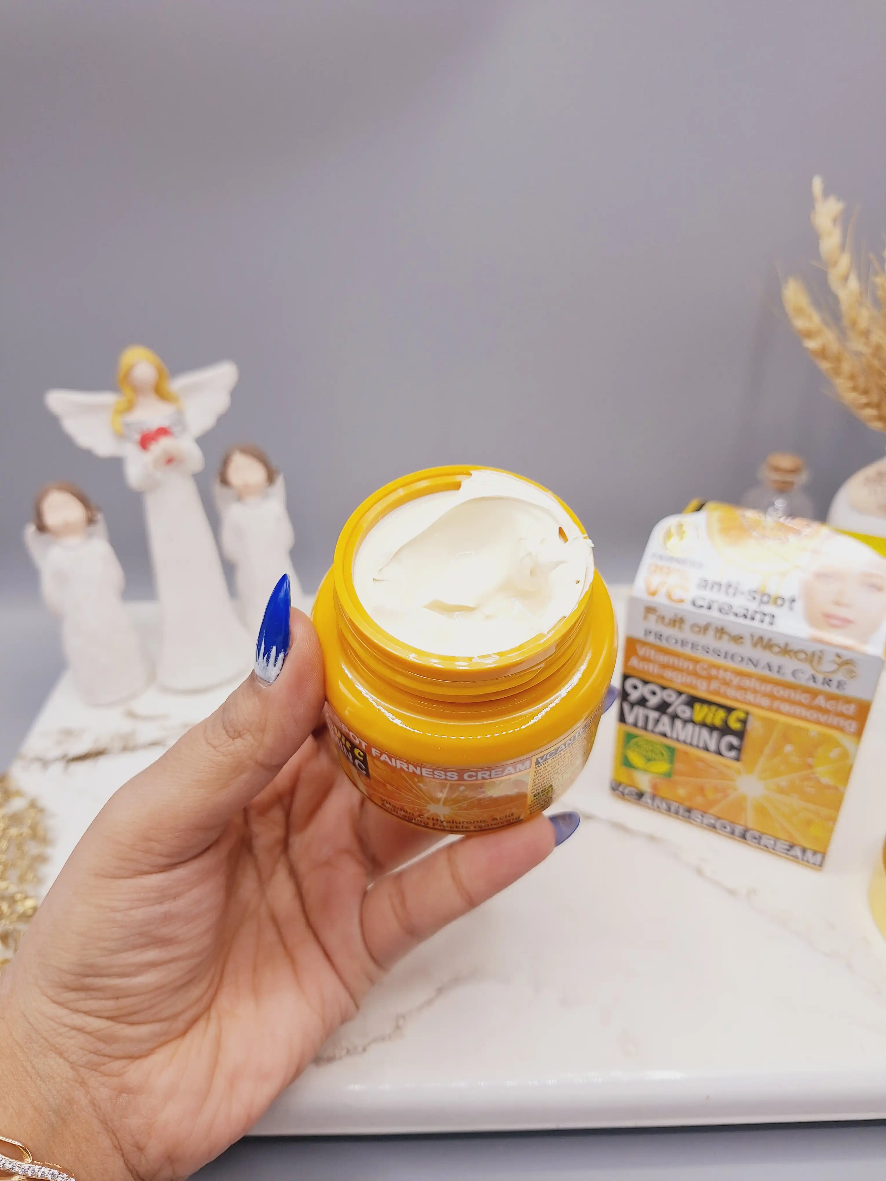 کرم سفید کننده مراقبت حرفه ای صورت ‏ویتامین C + اسید هیالورونیک ضد پیری رفع کک و مک برند وکالی اصلی کد 1412120919